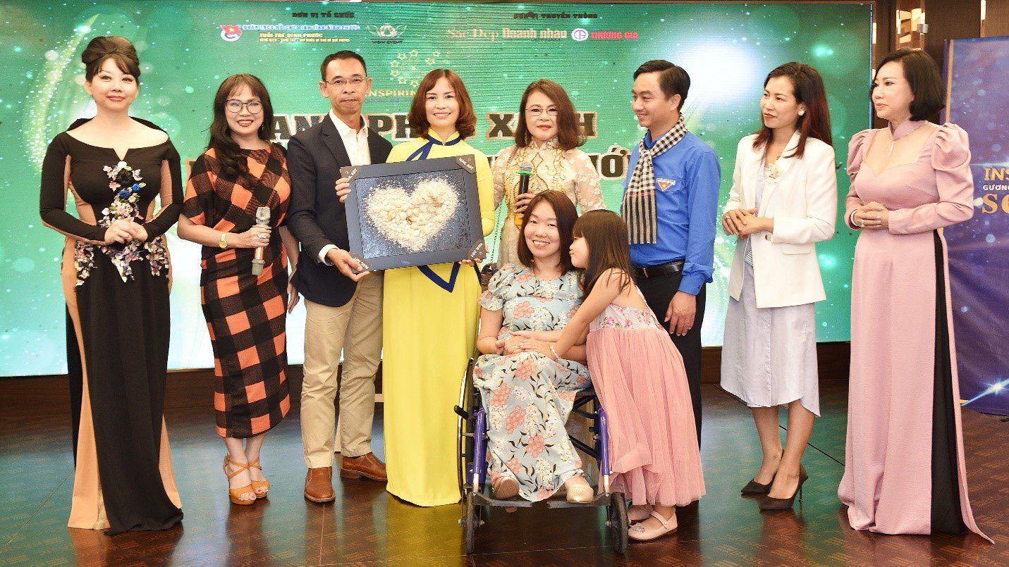 Bác sỹ Tôn Thất Ngọc - Nha khoa Tân Định trao bức tranh Hòa Bình sau khi đấu giá thành công cho chị Nhã Mai trước niềm vui của những doanh nhân, nghệ sĩ tham gia chương trình