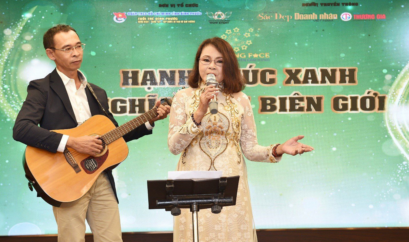 Bác sỹ Tôn Thất Ngọc - Nha khoa Tân Định đệm đàn ghita cho chị Maria Tâm trình bày ca khúc Xin cho tôi của cố nhạc sỹ Trịnh Công Sơn