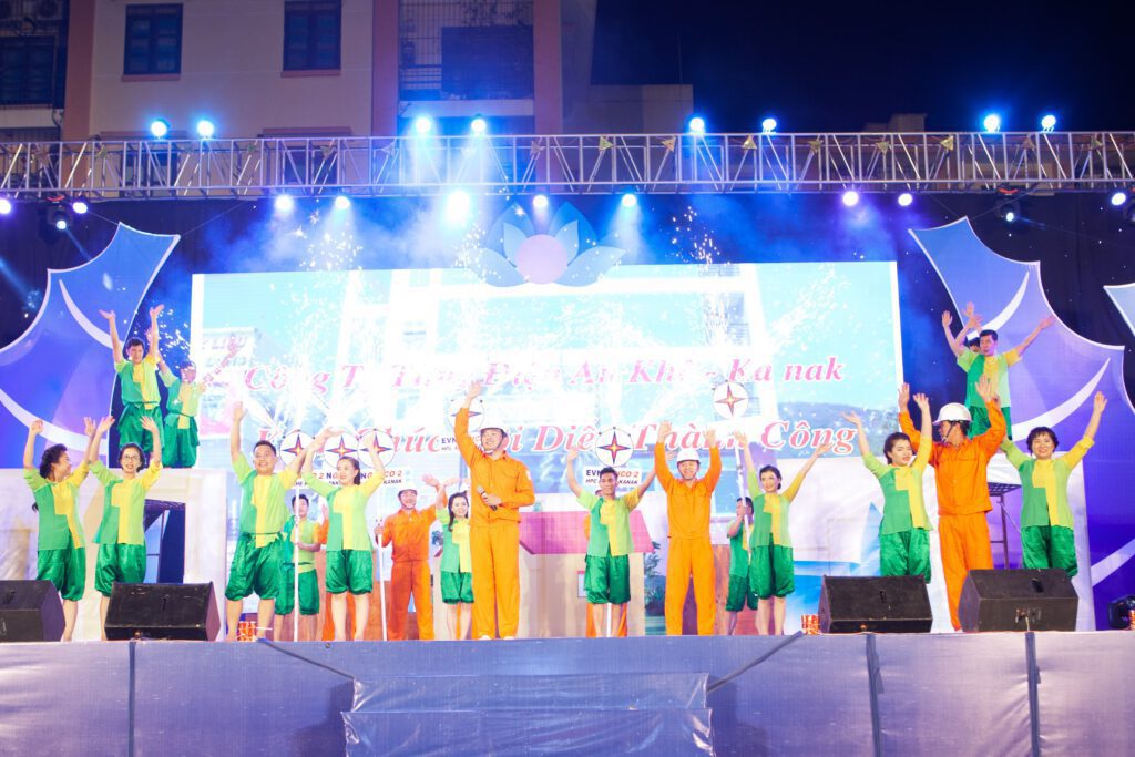 Anh Đặng Quốc Anh (ở giữa hàng đầu) trong một tiết mục tham gia hội diễn văn nghệ CBCNVCLĐ do Tổng công ty Phát điện 2 tổ chức
