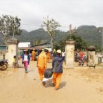 Vận chuyển vật tư vào lắp đặt đường dây.