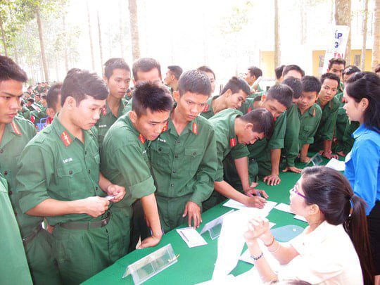 Giới thiệu việc làm cho bộ đội xuất ngũ. Ảnh: Trung tâm Dịch vụ việc làm Nghệ An.