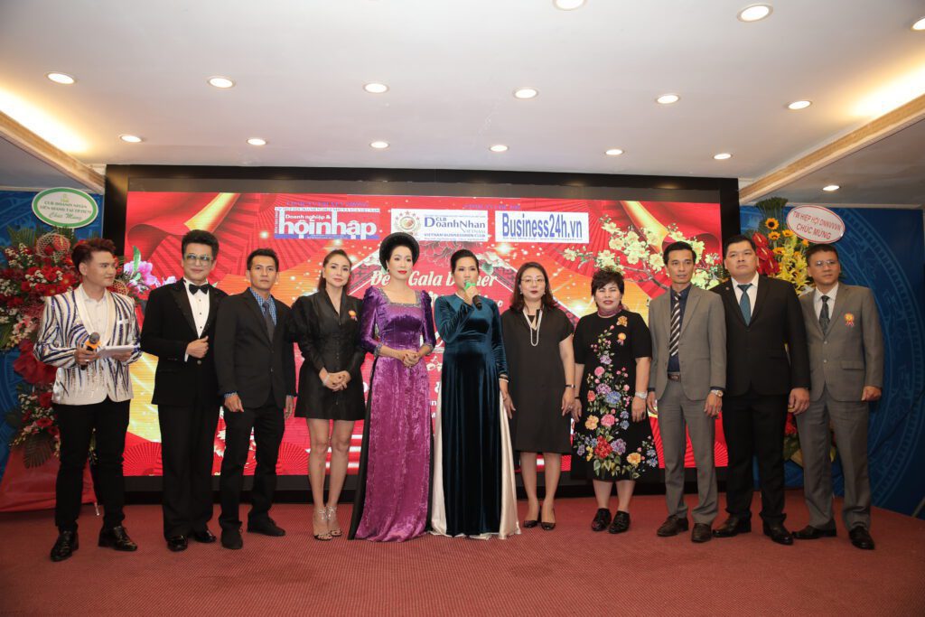Đêm Gala Dinner: “ Doanh nhân chào xuân mới 2021” do CLB Doanh nhân Việt Nam phối hợp với Tạp chí Ánh sáng và Cuộc sống thực hiện với sự xuất hiện của nhiều khách mời là nghệ sĩ tên tuổi