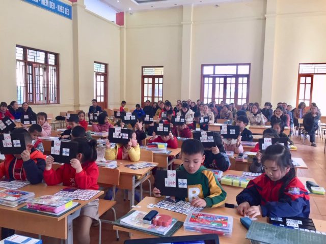 GV, phụ huynh trường tiểu học Sơn Giang học sinh dự 1 tiết trước khi Hội nghị sơ kết học kì 1 theo Chương trình và sách giáo khoa mới.