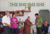 Thấy Thích Huệ Phát, Phó trụ trì chùa Thanh Lương, Cao Lãnh, Đồng Tháp trao quà cho gia đình