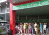 Người dân xếp hàng mua xuất cơm 2000 đồng tại quán cơm Nụ Cười