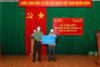 Đồng chí Phạm Đắc Toàn phó trưởng phòng xây dựng phong trào bảo vệ an ninh Tổ quốc, đại diện lãnh đạo Công an tỉnh Lâm Đồng trao bảng tượng trưng