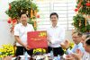 Bí thư Thành ủy Cần Thơ, Lê Quang Tùng, tặng quà cho lãnh đạo Công ty TNHH MTV Xuất nhập khẩu lương thực Ngọc Lợi