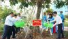 Bí thư Thành ủy (bìa phải) và Đoàn công tác thành phố trồng cây lưu niệm tại Trường Đại học Y dược Cần Thơ