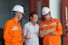 3. Cán bộ Điện lực Sơn La hướng dẫn khách hàng sử dụng điện năng lượng mặt trời
