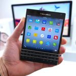 co-nen-mua-blackberry-passport-xach-tay-gia-re