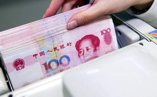 Các chiến lược gia tiền tệ được Reuters khảo sát dự báo đồng Nhân dân tệ sẽ mất giá thêm 2% trong 12 tháng tới, về mức thấp nhất kể từ cuộc khủng hoảng tài chính toàn cầu 2008-2009 - Ảnh: Getty/CNBC.