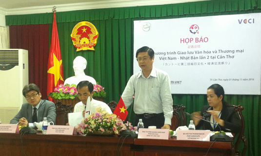 Từ trái qua, đại diện Tập đoàn Brainworks Asia (Nhật Bản), VCCI Chi nhánh Cần Thơ, UBND Cần Thơ và Sở Ngoại vụ Cần Thơ chủ trì cuộc họp báo