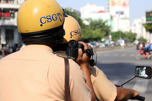 Nhiều người tham gia giao thông còn khá bất ngờ khi thấy CSGT cầm camera đi ghi hình trên đường phố