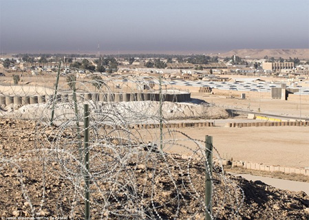 Nhóm xạ thủ bảo vệ căn cứ không quân Al Asad cách chiến trường Mosul khoảng 60 km.