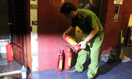 Cơ quan chức năng Hà Nội kiểm tra mặt nạ phòng độc và bình cứu hỏa tại một cơ sở kinh doanh karaoke