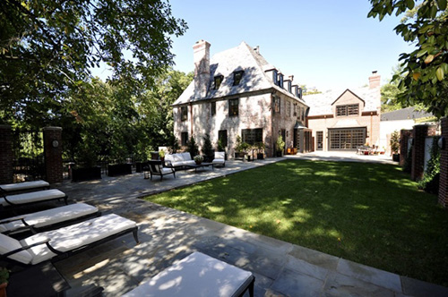 Căn nhà được xây dựng từ năm 1928, rộng hơn 760 m2, nằm ở khu Kalorama của Washington. Nó thuộc sở hữu của ông Joe Lockhart, người từng là thư ký báo chí Nhà Trắng dưới thời cựu tổng thống Bill Clinton.