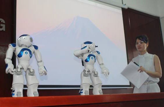Hai robot Nao mà Đại học Lạc Hồng tiếp nhận. (Ảnh: Ngọc An)