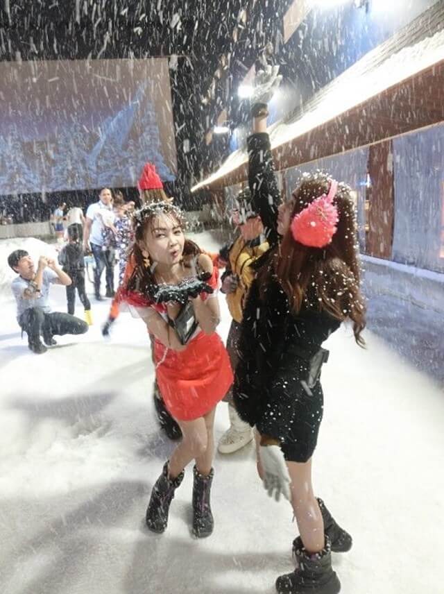 teen-ru-nhau-don-noel-tai-khu-vui-choi-lang-tuyet-SG
