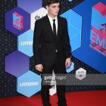 tham-ema-2016-martin-garrix-xuat-hien-cuc-dien-trai-cung-dan-sao-gioi-01