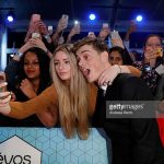 tham-ema-2016-martin-garrix-xuat-hien-cuc-dien-trai-cung-dan-sao-gioi-03