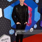 tham-ema-2016-martin-garrix-xuat-hien-cuc-dien-trai-cung-dan-sao-gioi-04