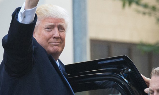 Donald Trump vẫy tay chào khi rời điểm bầu cử sau khi bỏ phiếu bầu tổng thống tại New York, ngày 8/11.
