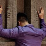 up-mat-vao-tuong-de-tro-chuyen-voi-tuong-da-05