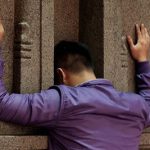 up-mat-vao-tuong-de-tro-chuyen-voi-tuong-da