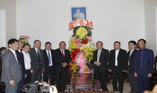 Phó Thủ tướng Thường trực Trương Hòa Bình chúc mừng Tổng Giám mục Bùi Văn Đọc.