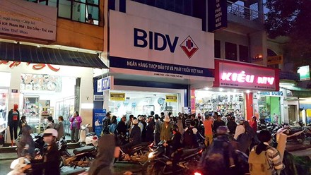 Chi nhánh ngân hàng BIDV trên đường Mai Thúc Loan, Huế, ngay sau khi vụ cướp xảy ra