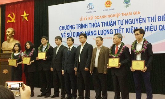 Đại diện Bộ Công Thương và WB trao kỷ niệm chương cho các DN tham gia Dự án VA.