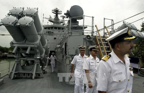 Một tàu khu trục được đóng mới tại Xưởng đóng tàu ở Calcutta, Ấn Độ ngày 5/7/2004. Ảnh: AFP