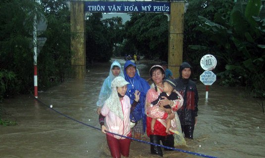 Các phụ huynh xúc động đón con em về nhà sau gần một ngày kẹt lũ tại Trường mầm non An Hiệp