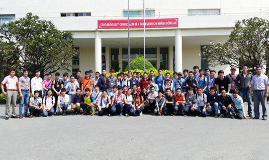 Sinh viên Đại học Công nghệ TPHCM tham quan nhà máy tại Chi nhánh Đồng An