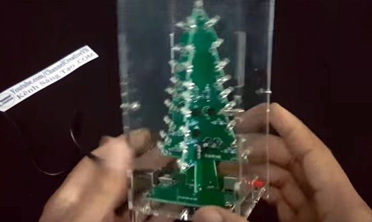 Tự lắp ráp cây thông Noel bằng đèn LED 7 mầu