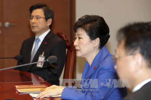 Tổng thống Park Geun-hye (giữa) và Thủ tướng Hwang Kyo-ahn (trái) tại phiên họp nội các khẩn ở Seoul ngày 9/12. Ảnh: AP/TTXVN