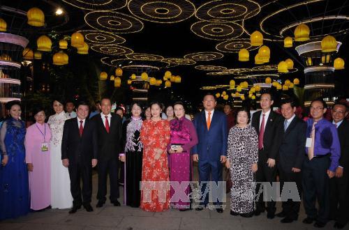 Chủ tịch Quốc hội Nguyễn Thị Kim Ngân và các đại biểu tại đường hoa Nguyễn Huệ.