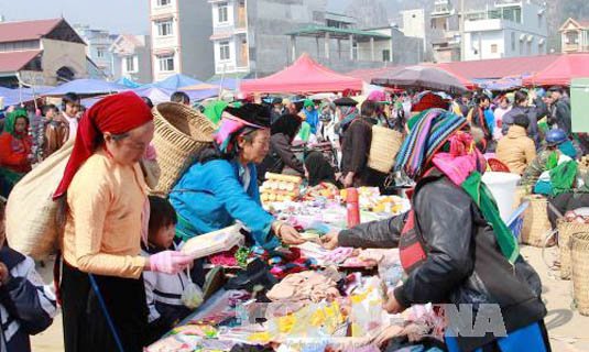 Phiên chợ giáp Tết ở vùng cao Hà Giang có nhiều hàng hóa được bày bán để phục vụ nhu cầu mua sắm của người dân. Ảnh: Đỗ Bình/TTXVN