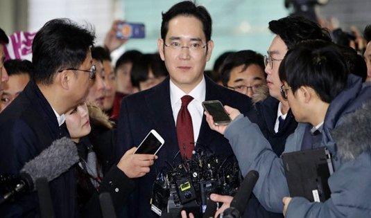 Phó Chủ tịch Lee Jae-yong, người hiện đang điều hành tập đoàn Samsung, giữa vòng vây truyền thông khi bị các công tố viên triệu đến thẩm vấn hôm 12/1. Ảnh: Financial Times