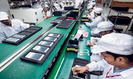 Một dây chuyền lắp ráp điện thoại và máy tính bảng tại Samsung Electronics. Ảnh: businesstoday