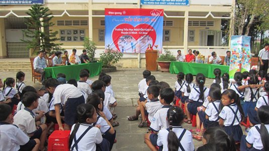 Điện Quang tặng quà cho học sinh Trường tiểu học Nguyễn Văn Hài