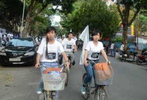 Các tình nguyện viên Giờ trái đất 2016 đạp xe tuyên truyền hưởng ứng bảo vệ môi trường, tiết kiệm điện - Ảnh: Ng.Tuấn.