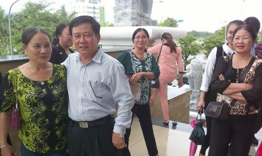 Vợ chồng ông Liệu sau phiên tòa sơ thẩm lần thứ nhất, ngày 30 và 31/10/2014