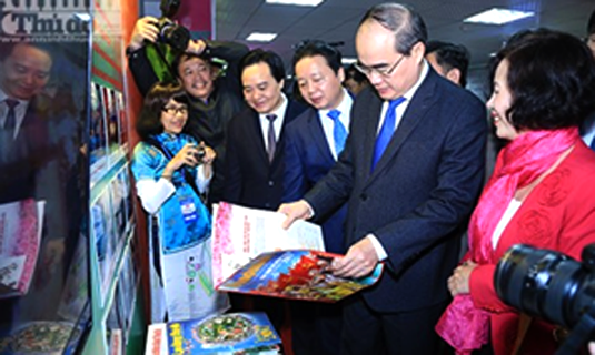 Ủy viên Bộ Chính trị, Chủ tịch Ủy ban TƯ MTTQ Việt Nam Nguyễn Thiện Nhân thăm gian trưng bày khối báo chí Hà Nội