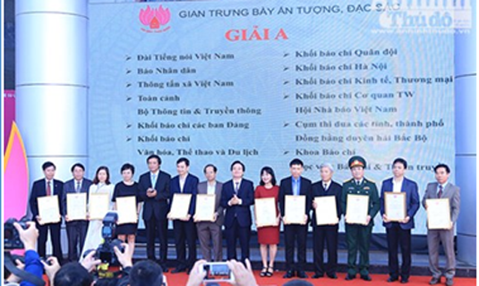 Đại diện các gian trưng bày đạt giải A nhận giải