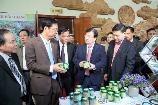 Phó Thủ tướng Trịnh Đình Dũng cùng lãnh đạo Bộ NN&PTNT, tỉnh Quảng Ninh đánh giá cao nhiều sản phẩm đặc trưng, đặc sản của các địa phương trong tỉnh Quảng Ninh và một số địa phương lân cận. Ảnh: VGP/Xuân Tuyến