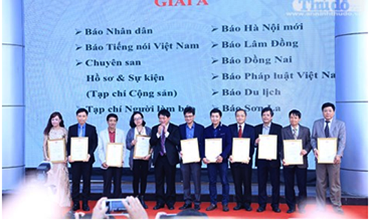 BTC trao giải A cho các cơ quan báo chí có bìa báo Tết đẹp.