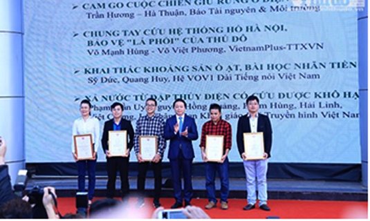 BTC trao giải A cho các tập thể, cá nhân có phóng sự xuất sắc về đề tài môi trường.