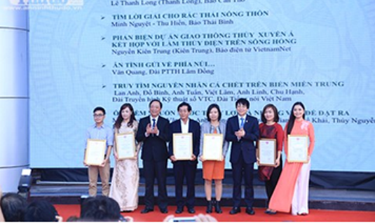 BTC trao giải B cho các tập thể, cá nhân có phóng sự xuất sắc về đề tài môi trường.
