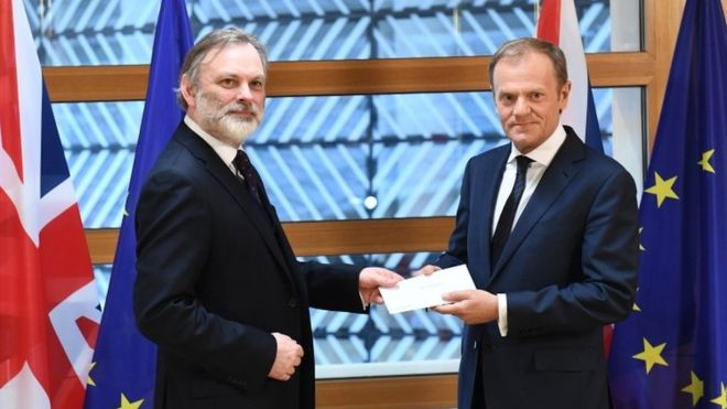 Chiều 29/3, Đại sứ Anh tại EU Tim Barrow trao lá thư của Thủ tướng Theresa May thông báo quyết định Anh rời EU cho Chủ tịch EC Donal Tusk. Ảnh: BBC